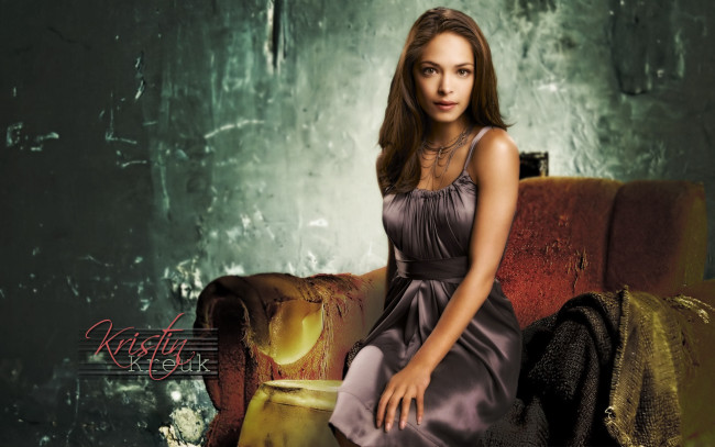 Обои картинки фото Kristin Kreuk, девушки, , , старое, кресло, девушка