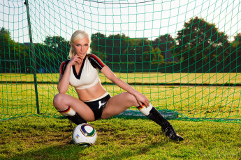 Картинка Susan+Wayland девушки сетка ворота поле латекс мяч футбол