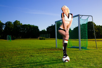 Картинка Susan+Wayland девушки ворота поле мяч латекс футбол