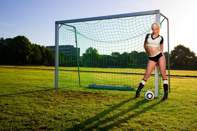 Обои картинки фото Susan Wayland, девушки, поле, ворота, латекс, футбол, мяч