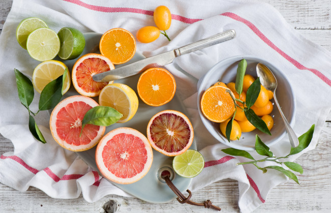 Обои картинки фото еда, цитрусы, сито, дольки, нож, листья, апельсин, лимон, салфетка