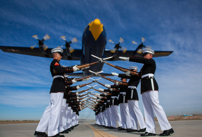 Обои картинки фото silent drill platoon & blue angels `fat albert`, оружие, армия, спецназ, почетный, караул, форма, самолет