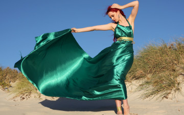 Картинка девушки -unsort+ рыжеволосые+и+другие зеленое волосы поза красные шлейф песок платье девушка