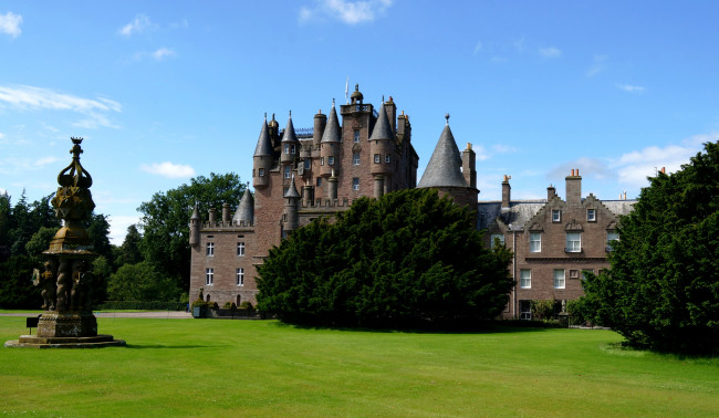 Обои картинки фото glamis castle шотландия, города, замки англии, газон, замок, шотландия, glamis, castle, деревья, скульптура