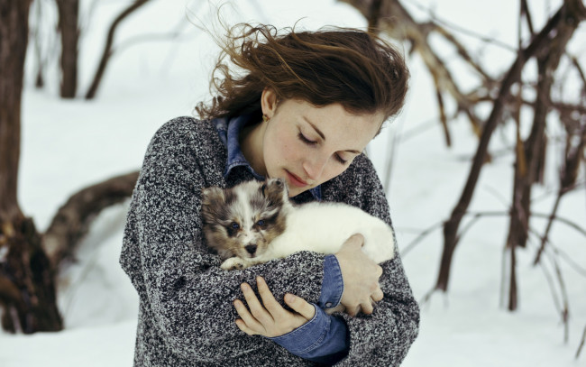 Обои картинки фото девушки, -unsort , брюнетки,  шатенки, девушка, собака, настроение, зима, снег, щенок