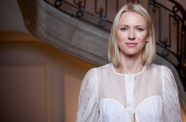 Обои картинки фото девушки, naomi watts, блуза, улыбка, наоми, уоттс, взгляд, кулон, лестница, актриса, блондинка