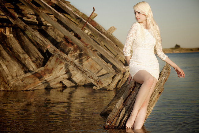 Обои картинки фото девушки, -unsort , блондинки, доски, озеро, девушка, блондинка
