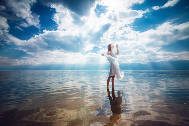 Обои картинки фото девушки, -unsort , брюнетки,  шатенки, в, воде, облака, небо, отражение, девушка