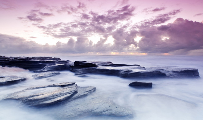 Обои картинки фото природа, восходы, закаты, тучи, туман, море, камни, берег