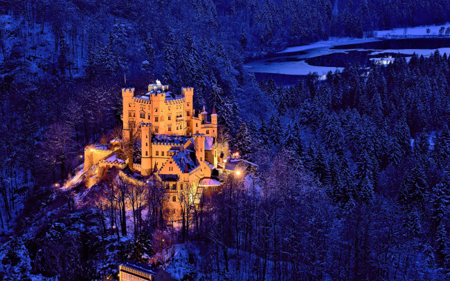 Обои картинки фото города, замки германии, bavaria, germany, hohenschwangau, castle, зима, деревья, лес, замок, германия, бавария, хоэншвангау
