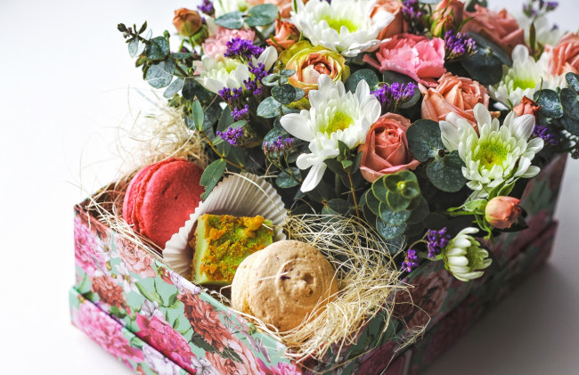 Обои картинки фото еда, пирожные,  кексы,  печенье, композиция, хризантемы, розы, букет