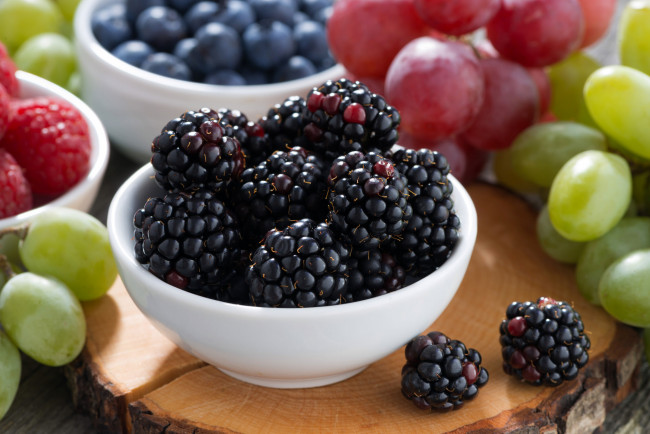 Обои картинки фото еда, фрукты,  ягоды, виноград, ежевика, ягоды, макро