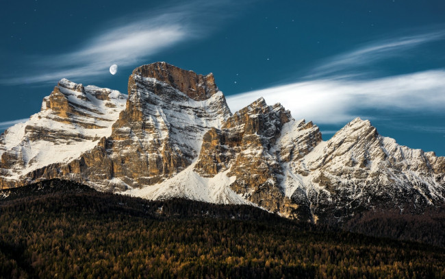 Обои картинки фото природа, горы, облака, снег, скалы, луна, небо, лес