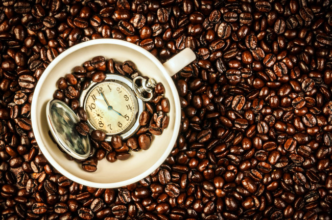 Обои картинки фото еда, кофе,  кофейные зёрна, часы, зерна, чашка