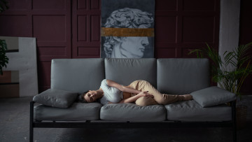 Картинка девушки -+брюнетки +шатенки брюнетка диван картина комната фотограф maxim gustarev