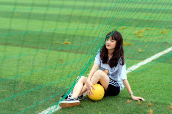 Картинка девушки -+азиатки футболка шорты кеды мяч сетка поле