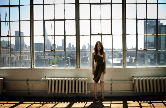 Обои картинки фото девушки, emma stone, платье, окна, город