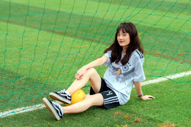 Обои картинки фото девушки, - азиатки, футболка, шорты, кеды, мяч, сетка, поле