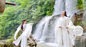 Картинка разное знаменитости ван ибо сяо чжан съемки костюмы водопад