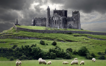 Картинка ireland города дворцы замки крепости ирландия холм овцы тучи замок