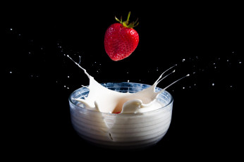 Картинка еда клубника земляника стакан молоко ягода