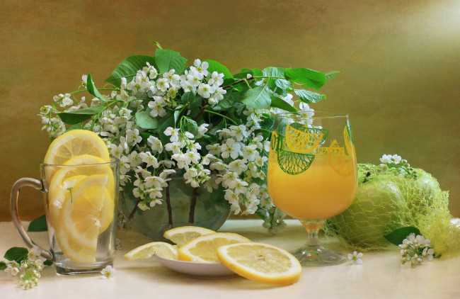Обои картинки фото еда, напитки, сок, черёмуха, лимон