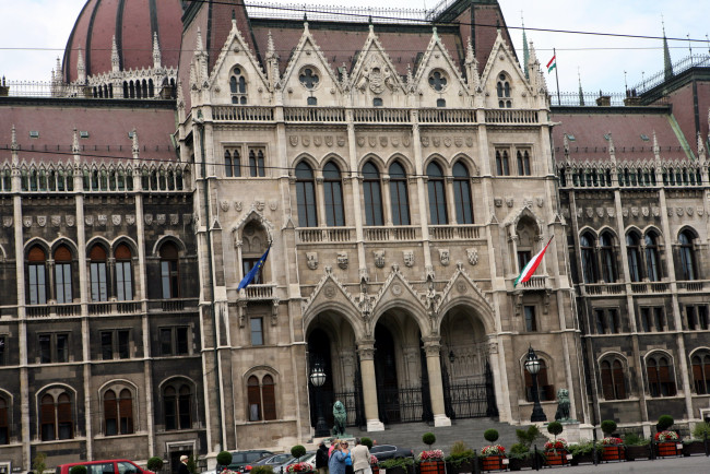 Обои картинки фото города, будапешт , венгрия, флаги, здание