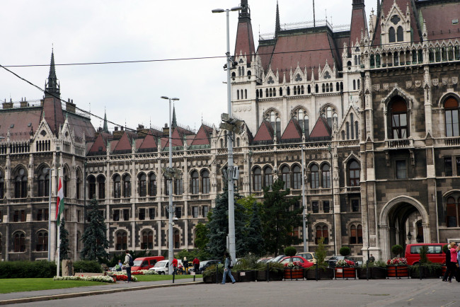 Обои картинки фото города, будапешт , венгрия, флаги, здание