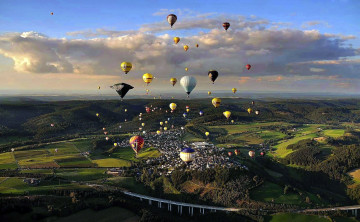обоя авиация, воздушные шары, горы, поля, мост, шары, много, панорама