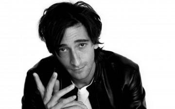 Картинка мужчины adrien+brody жест