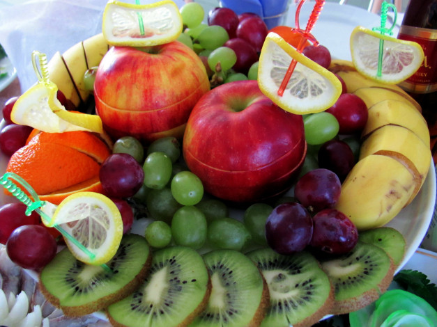Обои картинки фото еда, фрукты,  ягоды, банан, киви, яблоки, виноград