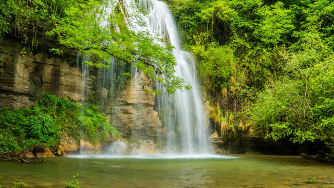 Обои картинки фото природа, водопады, деревья, скалы, водоём, водопад