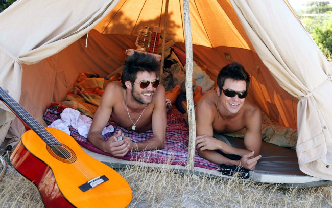 Обои картинки фото мужчины, - unsort, палатка, гитара, очки