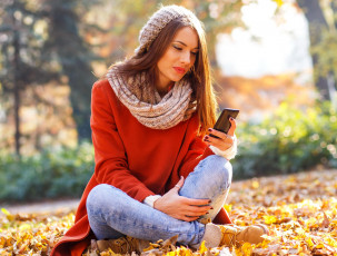 Картинка девушки -unsort+ рыжеволосые+и+другие джинсы телефон пальто шарф улыбка шапка русая листья осень ботинки