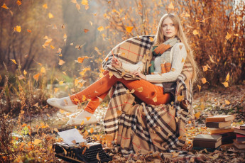 Картинка девушки -unsort+ блондинки +светловолосые бумаги брюки книги плед кресло печатная машинка листья осень кофта шарф блондинка