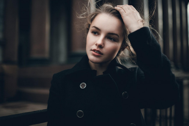 Обои картинки фото девушки, -unsort , блондинки,  светловолосые, ветер, здание, пальто