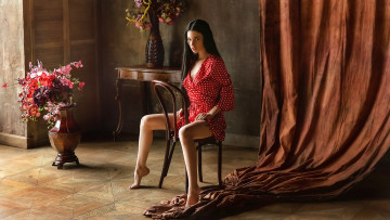Картинка девушки -unsort+ брюнетки темноволосые на стуле цветы платье в горошек dmitry+arhar alla+berger ???? ?????? ????+??????
