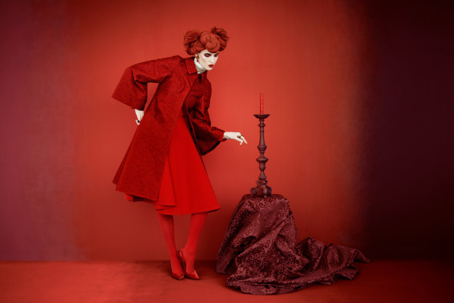 Обои картинки фото девушки, - рыжеволосые и разноцветные, ruby, aldridge, пальто, свеча, подсвечник, ткань