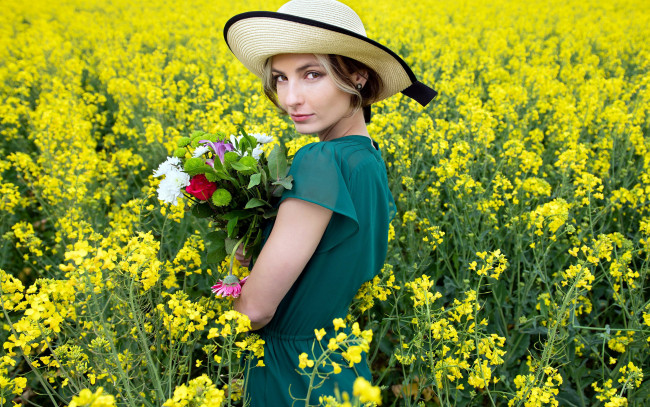 Обои картинки фото девушки, - рыжеволосые и разноцветные, поле, цветы, букет