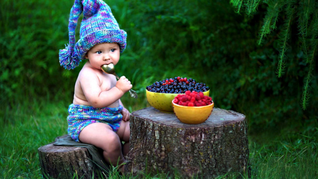 Обои картинки фото разное, люди, ребенок, пенек, ягода, ложка, шапочка