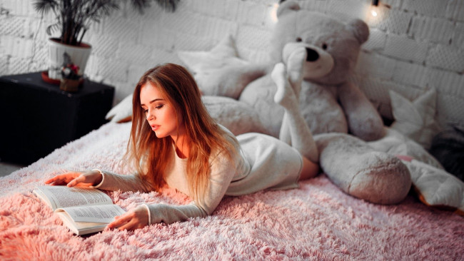 Обои картинки фото девушки, полина гренц, рыжая, свитер, книга, кровать, мишка
