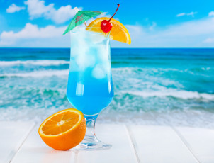 обоя еда, напитки,  коктейль, вишня, апельсин, фрукты, море, tropical, curacao, orange, drink, fruits, blue, cocktail, коктейль, fresh, пляж, лед