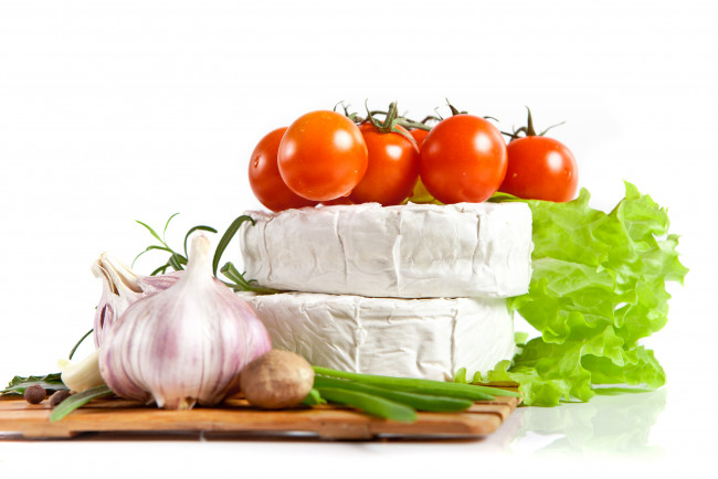 Обои картинки фото еда, разное, сыр, помидолры, чеснок