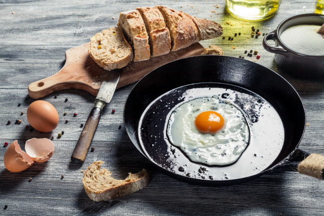Обои картинки фото еда, Яичные блюда, нож, хлеб, яичница