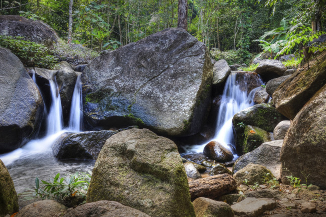 Обои картинки фото природа, водопады, речка, валуны, джунгли