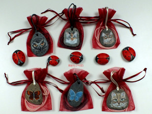Картинка разное ремесла +поделки +рукоделие сувениры мешочки камушки разрисованные коты божьи коровки
