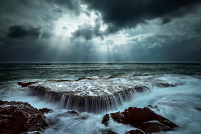 Обои картинки фото природа, побережье, скалы, волны, океан, море, небо, тучи, свет, лучи, камни, выдержка, вода, потоки