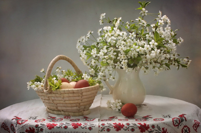Обои картинки фото праздничные, пасха, крашенки, яйца, вишня, корзинка
