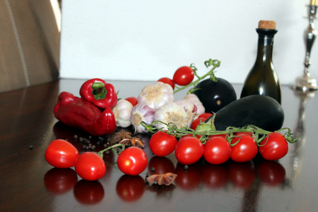 Обои картинки фото еда, овощи, чеснок, баклажаны, перец, черри, помидоры, томаты