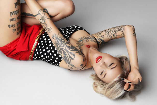 Обои картинки фото девушки, sara fabel, тату